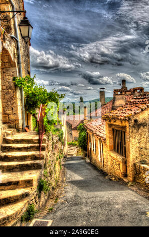 LimeVillage de Limeuil, France. Vue artistique d'une colline escarpée à Limeuil's rue de Port. Banque D'Images