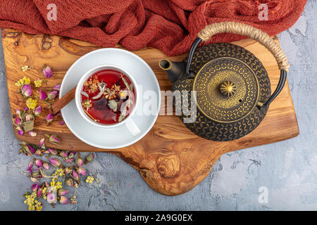 La tisane de fleurs roses en théière. Style asiatique. Banque D'Images