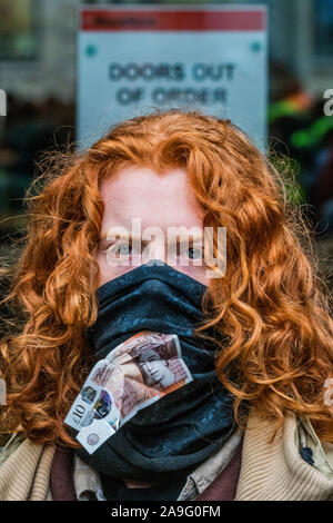 Londres, Royaume-Uni. 15 Nov 2019. Vous ne pouvez pas manger l'argent - Extinction Rebellion UK se rassembler devant l'entreprise d'investissement BlackRock pour s'engager dans une protestation non-violente pour contester l'entreprise comme "un joueur principal" de conduite la crise climatique et de la déforestation dans le monde. Dump des militants un tas de cendres de bois en face de BlackRock's portes d'entrée. Le groupe en appellent à une année BoycottForAmazonia, demandant aux gens de cesser d'acheter des produits liés à la déforestation en Amazonie et de violations des droits de l'homme. Crédit : Guy Bell/Alamy Live News Banque D'Images