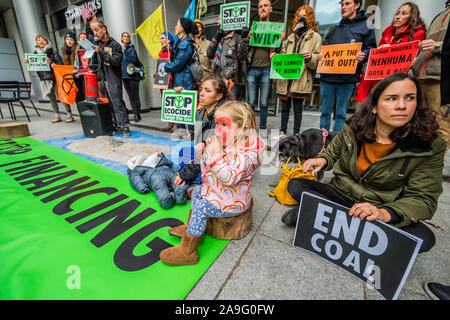 Londres, Royaume-Uni. 15 Nov 2019. Rébellion Extinction UK se rassembler devant l'entreprise d'investissement BlackRock pour s'engager dans une protestation non-violente pour contester l'entreprise comme "un joueur principal" de conduite la crise climatique et de la déforestation dans le monde. Dump des militants un tas de cendres de bois en face de BlackRock's portes d'entrée. Le groupe en appellent à une année BoycottForAmazonia, demandant aux gens de cesser d'acheter des produits liés à la déforestation en Amazonie et de violations des droits de l'homme. Crédit : Guy Bell/Alamy Live News Banque D'Images