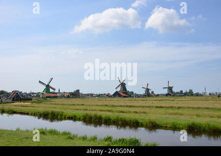 Les moulins à vent dans le paysage, le Zaanse Schans Banque D'Images