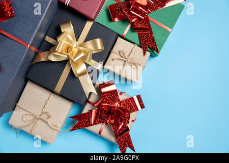 Maison de composition. Divers cadeaux faits à la main sur fond bleu pastel. Concept d'anniversaire. Mise à plat, vue du dessus, copy space Banque D'Images