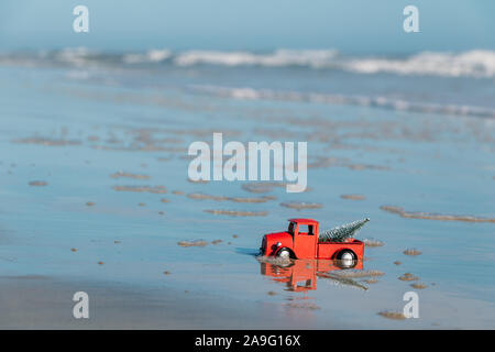 Camion de Noël coincé dans le sable sur New Smyrna Beach en Floride. Banque D'Images