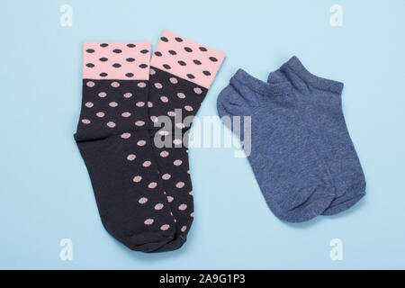 Deux paires de chaussettes femmes sur fond bleu, vue d'en haut. Banque D'Images