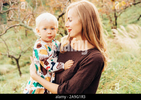 L'enfant fait une grimace surprise. Banque D'Images