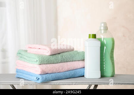 Pile de serviettes propres et de blanchisserie du liquide sur une table à repasser, copy space Banque D'Images