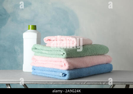 Pile de serviettes propres et de blanchisserie du liquide sur une table à repasser, copy space Banque D'Images