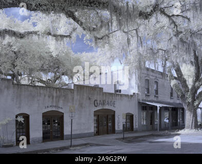 La photographie infrarouge en fausses couleurs rouge de vieux bâtiments en Floride Micanopy Banque D'Images