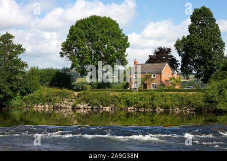 Riverside cottage, rivière Wye, Hay-on-Wye. Powys, Pays de Galles, Royaume-Uni Banque D'Images
