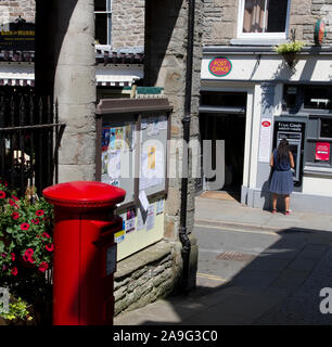 Postbox et bureau de poste, marché du beurre / haute-ville, Hay-on-Wye, Powys, Wales, UK Banque D'Images