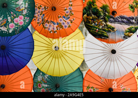 Papier artisanal des parasols de bambou, dans le Nord de la Thaïlande Banque D'Images