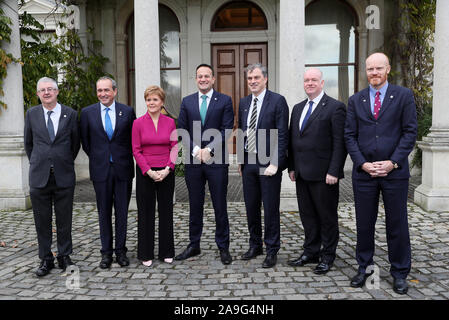 (De gauche à droite) Mark Drakeford Premier Ministre du Gouvernement, les Gallois Lyndon Farnham Sous-chef Ministre Gouvernement de Jersey, Premier ministre écossais Nicola Sturgeon, un Leo Varadkar Taoiseach, Secrétaire d'État pour l'Irlande du Nord, Julian Smith, Howard Quayle Ministre principal du gouvernement de l'île de Man, et Gavin St Pier, Premier ministre Gouvernement de Guernesey, au cours de la British Irish réunion du Conseil à Farmleigh à Dublin. Photo date : vendredi 15 novembre, 2019. Voir la politique histoire PA BIC. Crédit photo doit se lire : Brian Lawless/PA Wire Banque D'Images