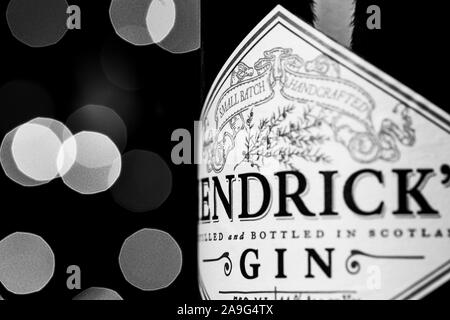 Bouteille de Gin Hendrick's en face de lumières de Noël. Hendrick's Gin a été créée par William Grant & Sons à la distillerie Girvan depuis 1999. Banque D'Images