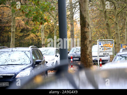 Gelsenkirchen, Allemagne. 15 Nov, 2019. Sur ce parking, un étudiant a été donné une seringue d'une substance inconnue par un inconnu. Avant l'homme s'est échappé, il a dit le numéro six. (Dpa ''Numéro 6' : étudiant inconnu substance injecte dans le corps') Credit : Roland Weihrauch/DPA - ATTENTION : les plaques et les pièces de la voiture ont été lettrage parc pixelisées/dpa/Alamy Live News Banque D'Images