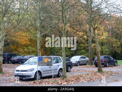 Gelsenkirchen, Allemagne. 15 Nov, 2019. Sur ce parking, un étudiant a été donné une seringue d'une substance inconnue par un inconnu. Avant l'homme s'est échappé, il a dit le numéro six. (Dpa ''Numéro 6' : étudiant inconnu substance injecte dans le corps') Credit : Roland Weihrauch/DPA - ATTENTION : les plaques et les pièces de la voiture ont été lettrage parc pixelisées/dpa/Alamy Live News Banque D'Images