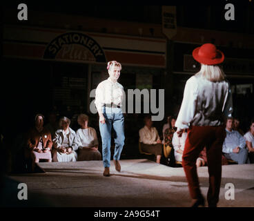 1990 Fashion show à Nelson Arndale Centre, Lancashire, dans le Nord de l'Angleterre, Royaume-Uni Banque D'Images