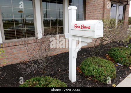 Une boîte aux lettres américaine traditionnelle à l'extérieur d'un restaurant familial Bob Evans à Findlay dans l'Ohio USA Banque D'Images