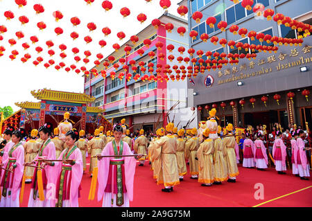 (191115) -- BANGKOK, 15 novembre 2019 (Xinhua) -- Photo prise le 15 novembre 2019 montre un rituel pour rendre hommage à la déesse Mazu mer chinois à Bangkok, Thaïlande. La statue de la déesse Mazu mer chinois sont arrivés en Thaïlande le jeudi pour les échanges culturels. 'Mazu joue le rôle d'un lien culturel en reliant les peuples de la Chine et les pays d'Asie du Sud-Est, le long de l'ancienne Route de la soie maritime", a déclaré Zhou Jinyan, secrétaire général adjoint de l'Association d'échanges culturels Mazu chinois. Avant ce voyage, Mazu visité Singapour et la Malaisie en 2017. Elle s'est également rendu à Manille, le Ph Banque D'Images