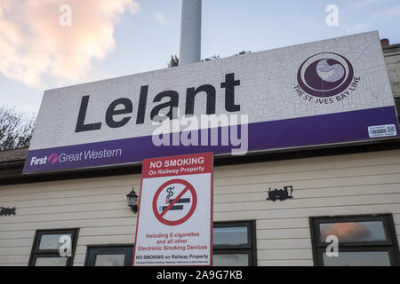 Lelant,chemin,gare,petit,gare,sur,St Ives,embranchement,avec,vue,estuaire,en,a,la,Cornwall County,Angleterre,régional,GB,Bretagne,France,Europe, Banque D'Images