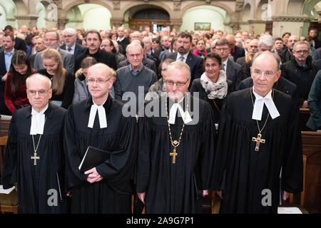 Dresde, Allemagne. 15 Nov, 2019. Horst Gorski (l-r), vice-président de l'EKD, Thilo Daniel, Oberlandeskirchenrat Landesbischof Rentzing, Carsten et Ralf Meister, menant évêque de l'Église évangélique luthérienne d'Allemagne (VELKD), se tiennent côte à côte dans l'église de Martin Luther au début du service de l'Landessynode Sachsen. Le service au début de la conférence d'automne du 27e État Évangélique Luthérienne Synode Saxe est aussi l'adieu de l'Évêque Rentzing du bureau. Credit : Sebastian Kahnert/dpa-Zentralbild/dpa/Alamy Live News Banque D'Images