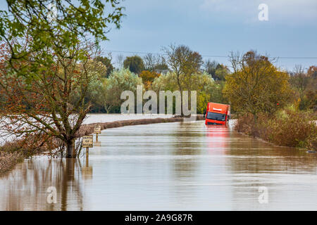 Novembre 2019 Inondations à Eckington pont sur la rivière Avon avec un véhicule en détresse dans le Worcestershire, Angleterre Banque D'Images