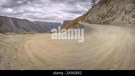 Automne pittoresque panorama avec un bobinage saleté rocky road à travers un col raide, partie d'une montagne de serpentine, passant la pente de la montagne. Alt Banque D'Images