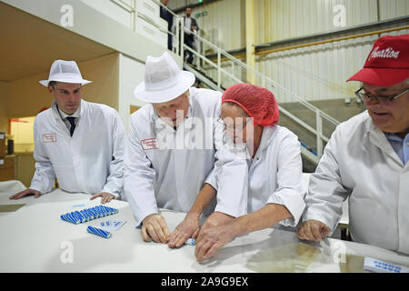 Premier ministre Boris Johnson contribue à faire basculer lors d'une visite à la Sucrerie de couronnement à Blackpool tandis que la campagne électorale générale. Banque D'Images