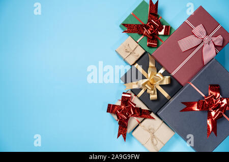 Maison de composition. Divers cadeaux faits à la main sur fond bleu pastel. Concept d'anniversaire. Mise à plat, vue du dessus, copy space Banque D'Images