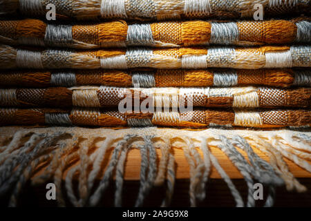 Plaid tricoté empilés avec une frange. Couverture tricot Fabric texture avec un carré complexe d'Imbrication. Banque D'Images