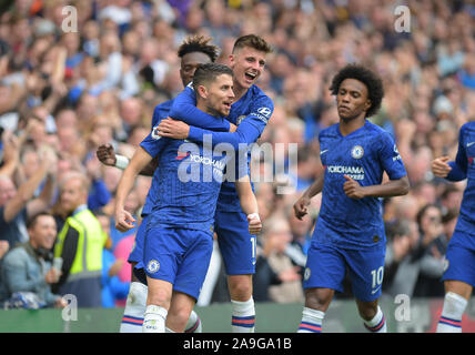 Objectif Jorginho de Chelsea ouvre le score avec une pénalité pendant et célèbre avec Mason monter au cours de la Chelsea vs Brighton match de championnat à Stamfo Banque D'Images