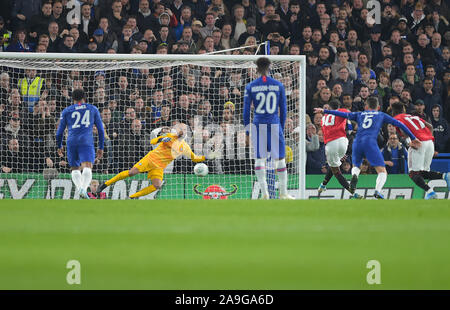 Marcus Rashford Objectif de Manchester Utd marque le premier but du point de penalty au cours de la Chelsea vs Manchester United l'EFL Carabao Tasse ronde de 16 Banque D'Images