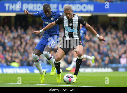 Kurt Zouma de Chelsea et Joelinton de Newcastle Utd vs Chelsea pendant le match de championnat Newcastle United à Stamford Bridge -usage éditorial uniquement, licen Banque D'Images