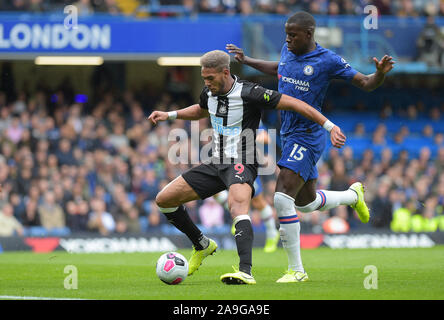 Kurt Zouma de Chelsea et Joelinton de Newcastle Utd vs Chelsea pendant le match de championnat Newcastle United à Stamford Bridge -usage éditorial uniquement, licen Banque D'Images