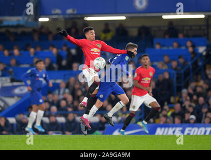 Jorginho de Chelsea et Jesse Lingard de Manchester Utd pendant la vs Manchester United Chelsea EFL Carabao Tasse ronde de 16 match à Stamford Bridge -Ed Banque D'Images