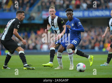 Julien Hudson-Odoi de Chelsea et Matthieu Longstaff de Newcastle Utd vs Chelsea pendant le match de championnat Newcastle United à Stamford Bridge -Editorial Banque D'Images