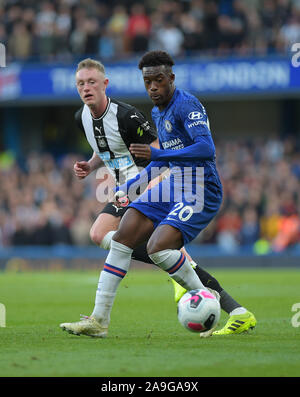 Julien Hudson-Odoi de Chelsea et Matthieu Longstaff de Newcastle Utd vs Chelsea pendant le match de championnat Newcastle United à Stamford Bridge -Editorial Banque D'Images