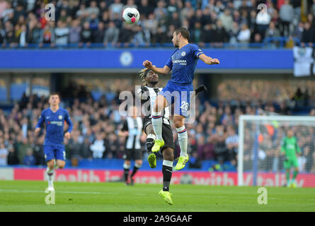 Julien Hudson-Odoi de Chelsea et Allan Saint-Maximin de Newcastle Utd vs Chelsea pendant le match de championnat Newcastle United à Stamford Bridge -Editori Banque D'Images