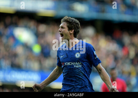 GOALMarcos Alonso de Chelsea ouvre le score lors de la Chelsea vs Newcastle United League match à Stamford Bridge -usage éditorial uniquement, licence req Banque D'Images