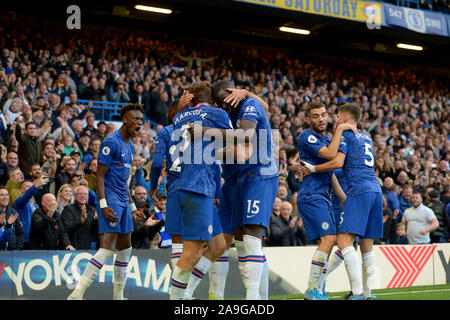 GOALMarcos Alonso de Chelsea ouvre le score lors de la Chelsea vs Newcastle United League match à Stamford Bridge -usage éditorial uniquement, licence req Banque D'Images