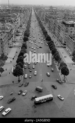 Les Champs Elysées à Paris, France, en 1963, vu de l'Arc de Triomphe de l'Étoile Banque D'Images