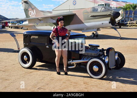 Betty Boo Comité permanent par un lowrider noir. Banque D'Images