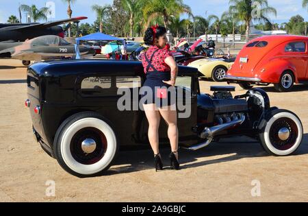 Betty Boo Comité permanent par un lowrider noir. Banque D'Images