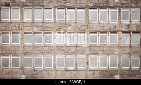 Fenêtres de bureau. Un immeuble de bureaux anonymes avec symétrie et des rangées de fenêtres. Banque D'Images