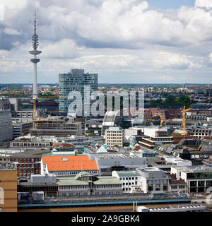 Hambourg, Allemagne. Une vue sur la ville allemande de Hambourg, avec l'emblématique tour radio visible dans la distance. Banque D'Images