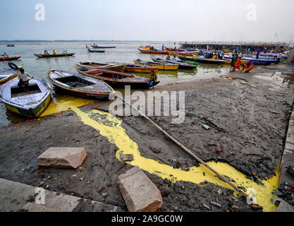 Varanasi, Inde. 12 Nov, 2019. Solution chimique polluées se déversent dans la rivière du Gange à Varanasi.Fleuve Ganga est malade à Varanasi. Le long des Ghats de Varanasi, Ganga l'eau est polluée dans laquelle environ 95 % de cette pollution est causée par les eaux usées qui se jettent dans la rivière. Credit : SOPA/Alamy Images Limited Live News Banque D'Images