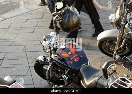 Harley Davidson de planche de bord du broyeur et le réservoir de combustible peint avec eagle et gravure drapeau turc. Casque de protection pendu sur la poignée. Banque D'Images