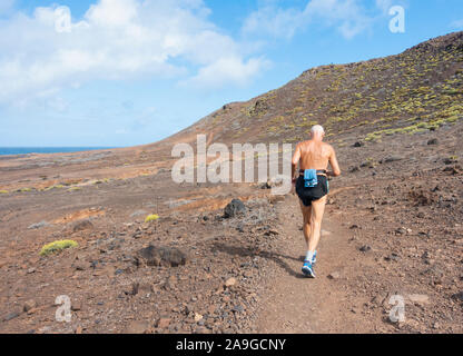 Vue arrière d'un homme âgé, le pensionné le trail. Banque D'Images