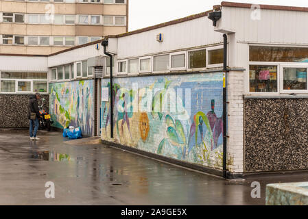 Entrepôt de la famille food bank à Queensway estate des immeubles à Southend on Sea, Essex, Royaume-Uni. L'austérité. En raison de la démolition de mieux projet Queensway Banque D'Images