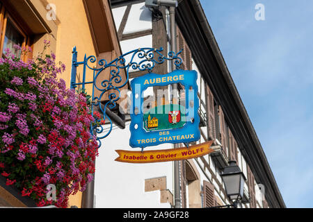 Le fer forgé traditionnel panneau pour l'auberge des Trois châteaux d'Eguisheim en Alsace France Europe Banque D'Images