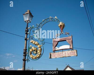 Un signe traditionnel en fer forgé pour un hôtel ou des chambres à louer, chambres a louer à Eguisheim Alsace France Banque D'Images